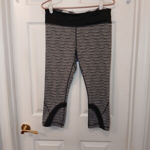 Lululemon Capri Leggings Size 10 Black & Grey Print